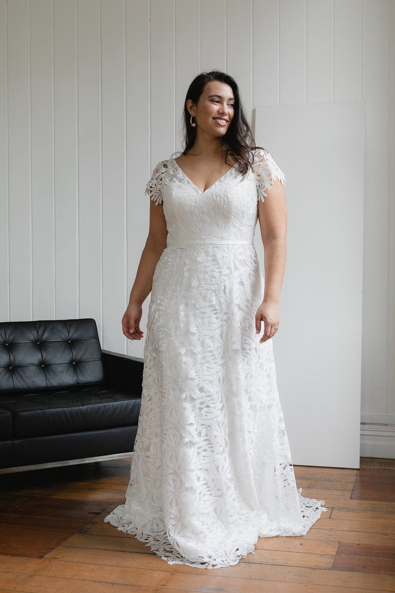 white lace dress size 22 Hera Couture De Fossa Flare