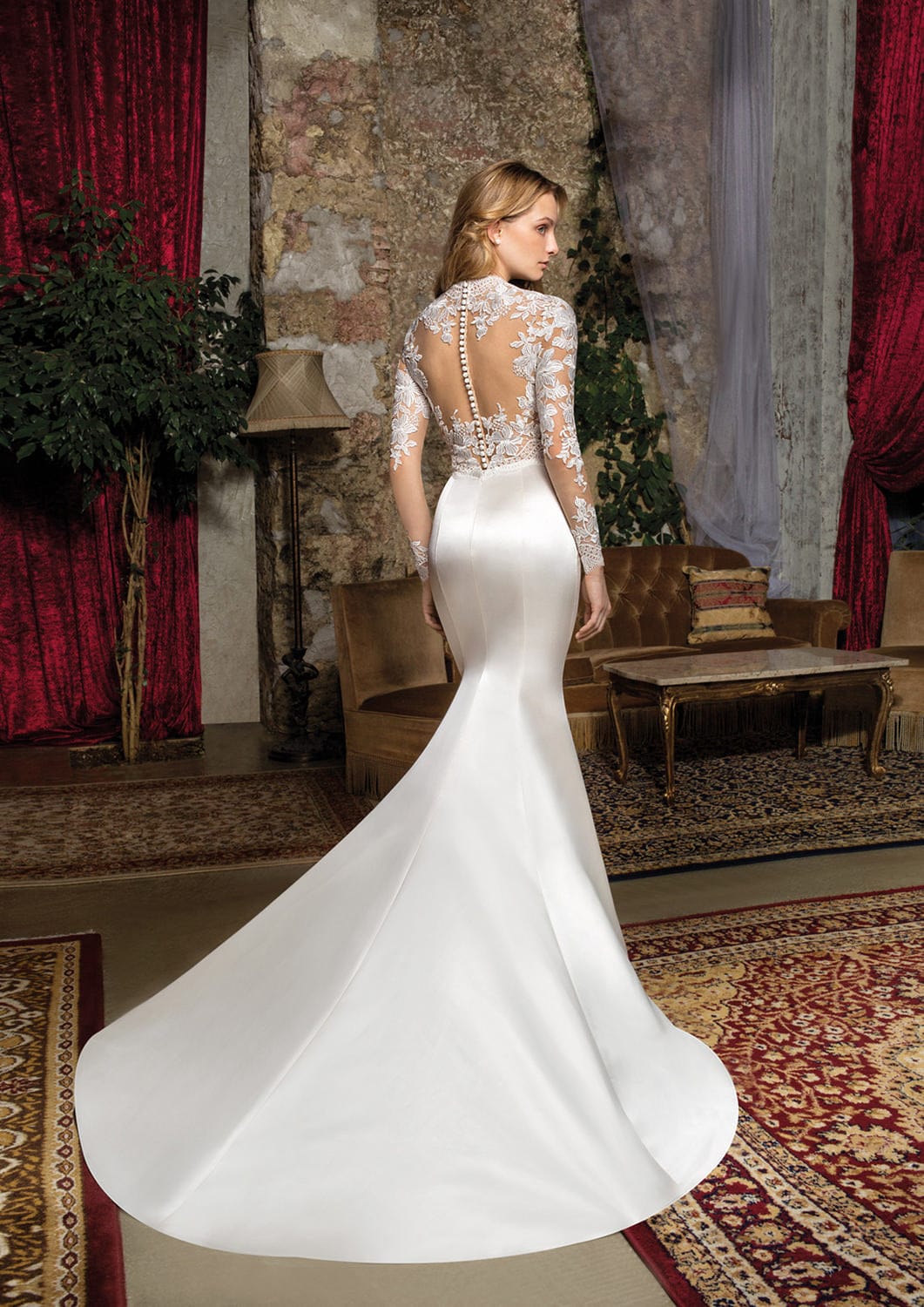 Demetrios 7937 + Overskirt - Size 6