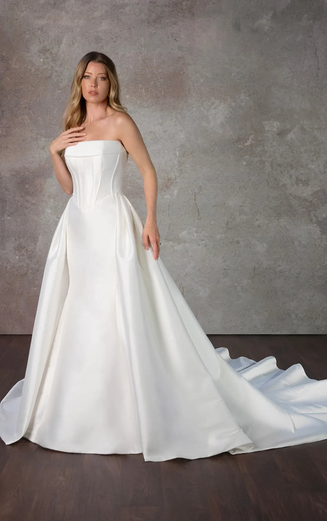 Essense of Australia D4149 + Overskirt - Size 24