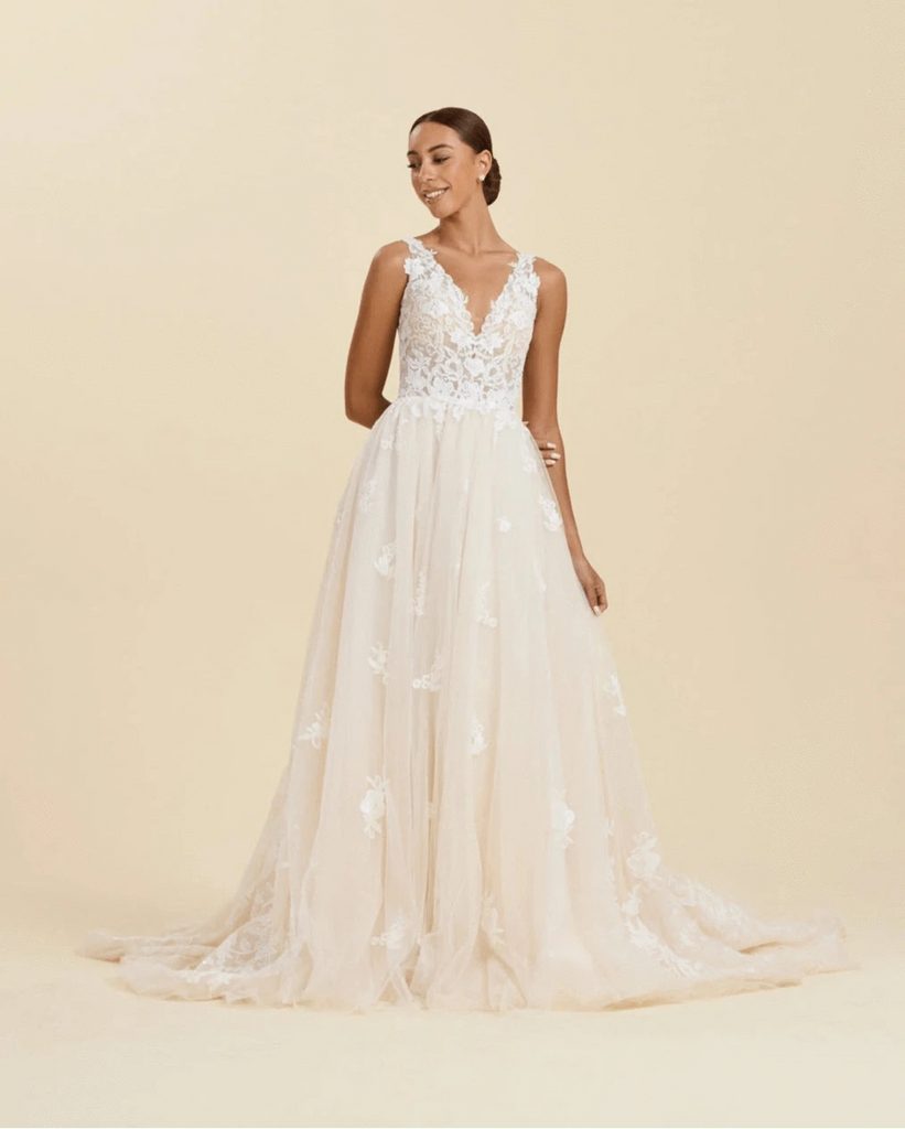 Luxe Prive Rose 10 / Ivory/Opal/Ivory